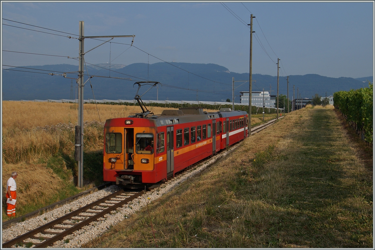 A NStCM local train is approching Nyon.
06.07.2015