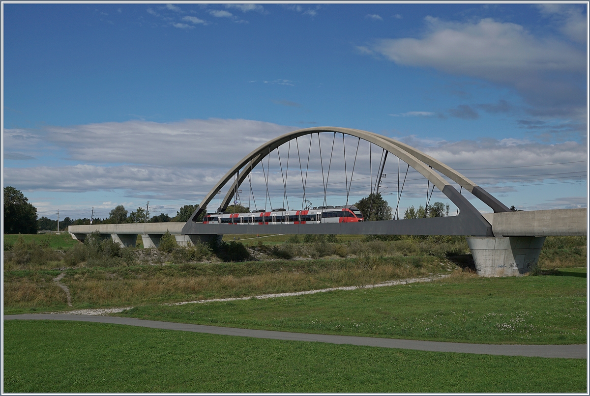 A ÖBB ET 4024 from Bregenz to St Margrethen on the Rhein-Bridge by Lustenau.
23.09.2018