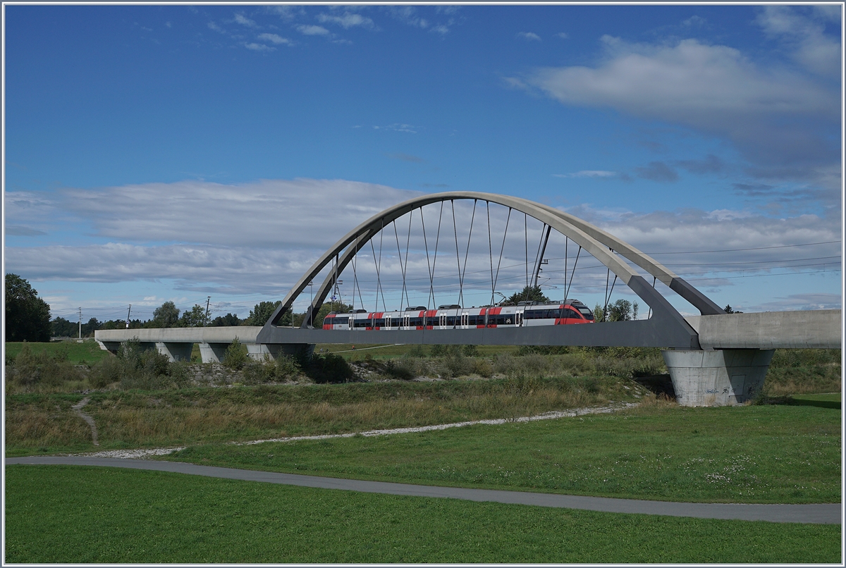 A ÖBB ET 4024 on the Alpenrhein Bridge between St Margrethen and Lustanau.
23.09.2018