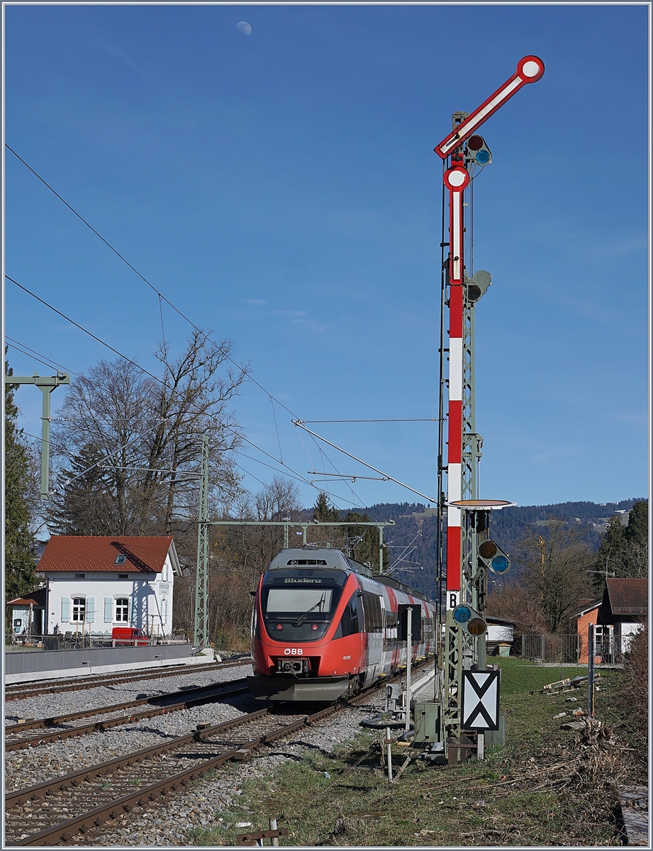 A ÖBB ET 4025 on the way to Bregenz by Lindau Reutin. 

16.03.2019