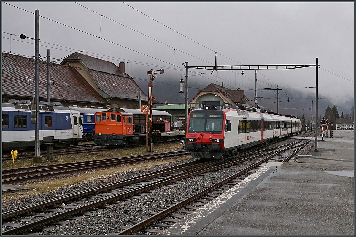 A OeBB local train is arriving at Balsthal.
05.03.2016