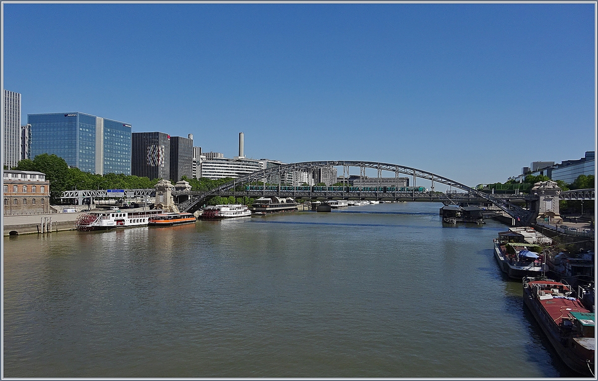 A Paris Métro (RATP) on the Bridge over the Seine near Austerlitz. 

15.05.2019