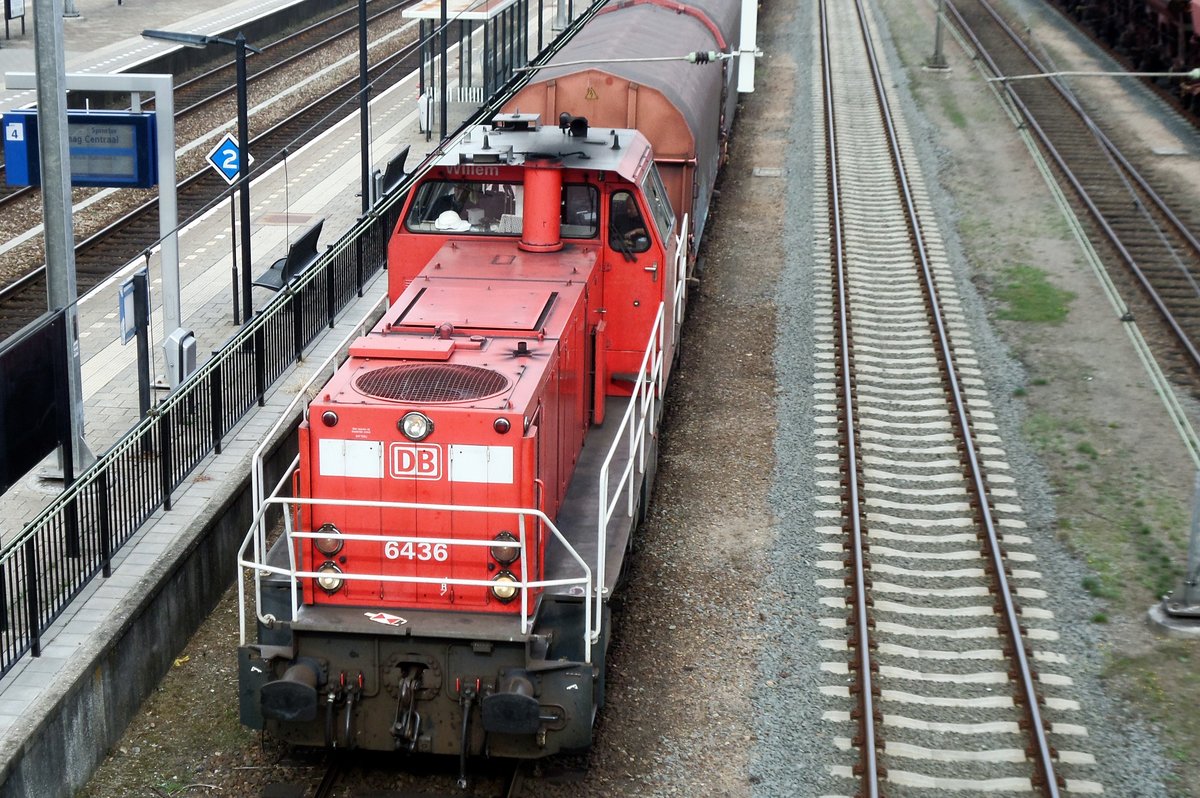 A pedestrian bridge at the station of Lage Zwaluwe enabled on 22 Septemer 2016 this picture of a steel train, shunted by 6436.