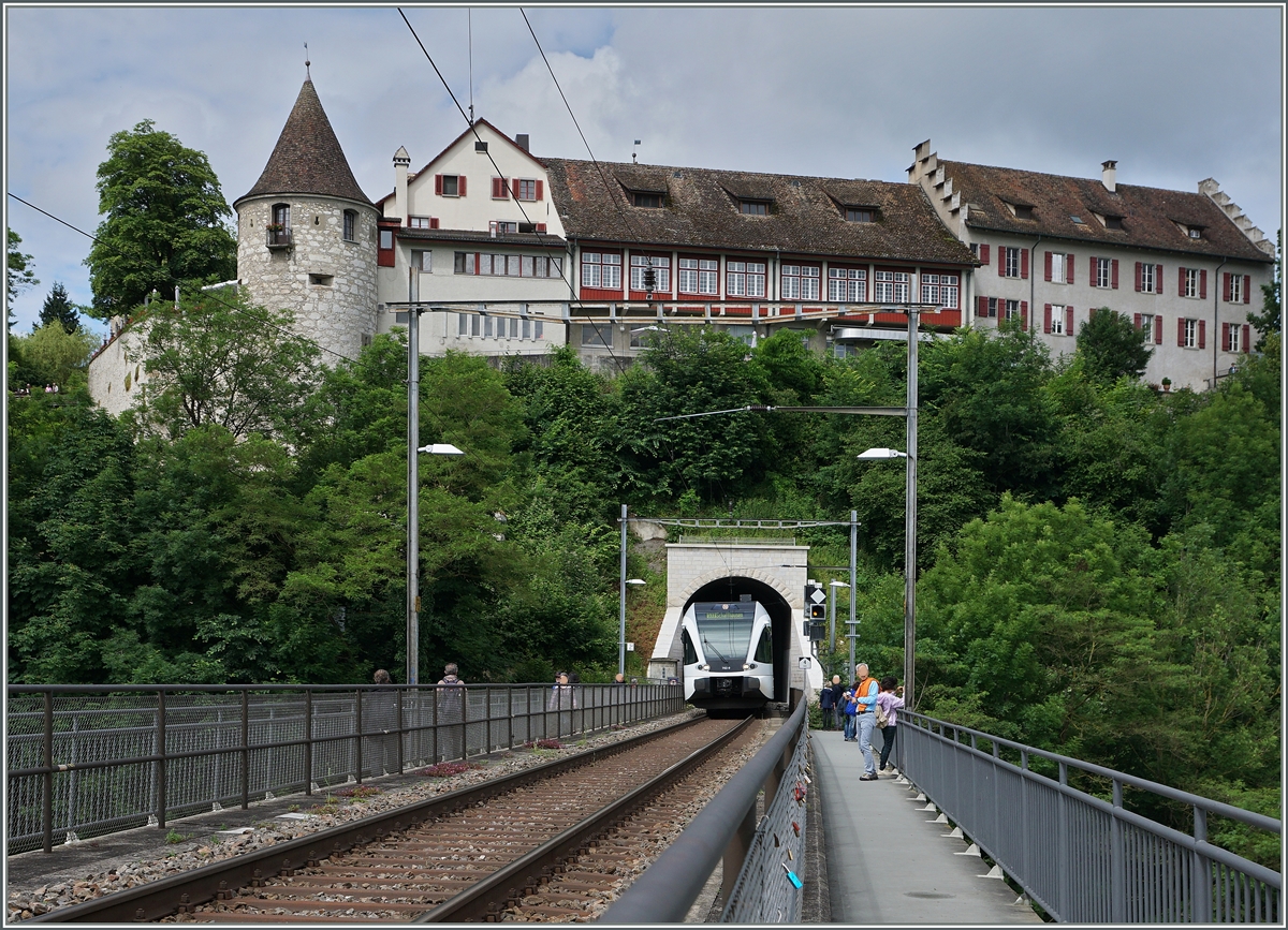 A RABe 526 by the Castle of Laufen on the Rhein Falls (Schoss Laufen am Rheinfall).
18.06.2016