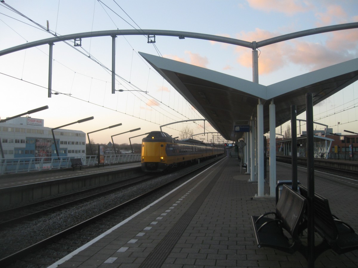 A rake of ICM  Koploper  sets Storms through Zwijndrecht under a beautyfull evening sky, 02/01/2015.