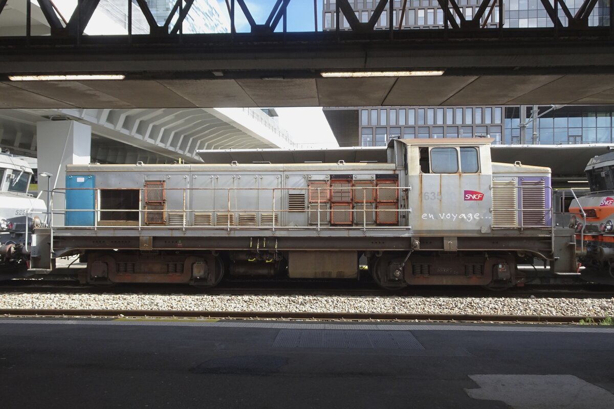 A rather dilapidated 63569 stands on 19 September 2023 at Paris-Austerlitz.