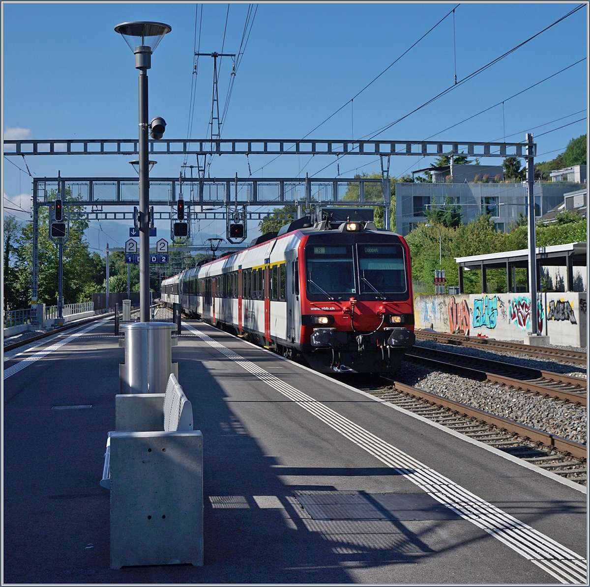 A RBe 560  Domino  on the way to Coppet is arriving at Chambesy.
19.06.2018