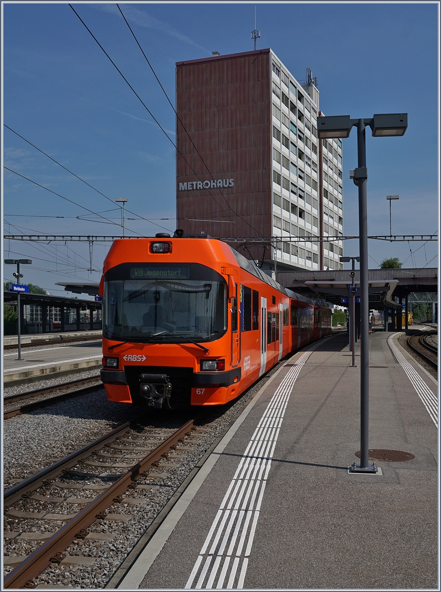 A RBS local train in Worblaufen on the way to Bern (RBS). 

10.08.2020