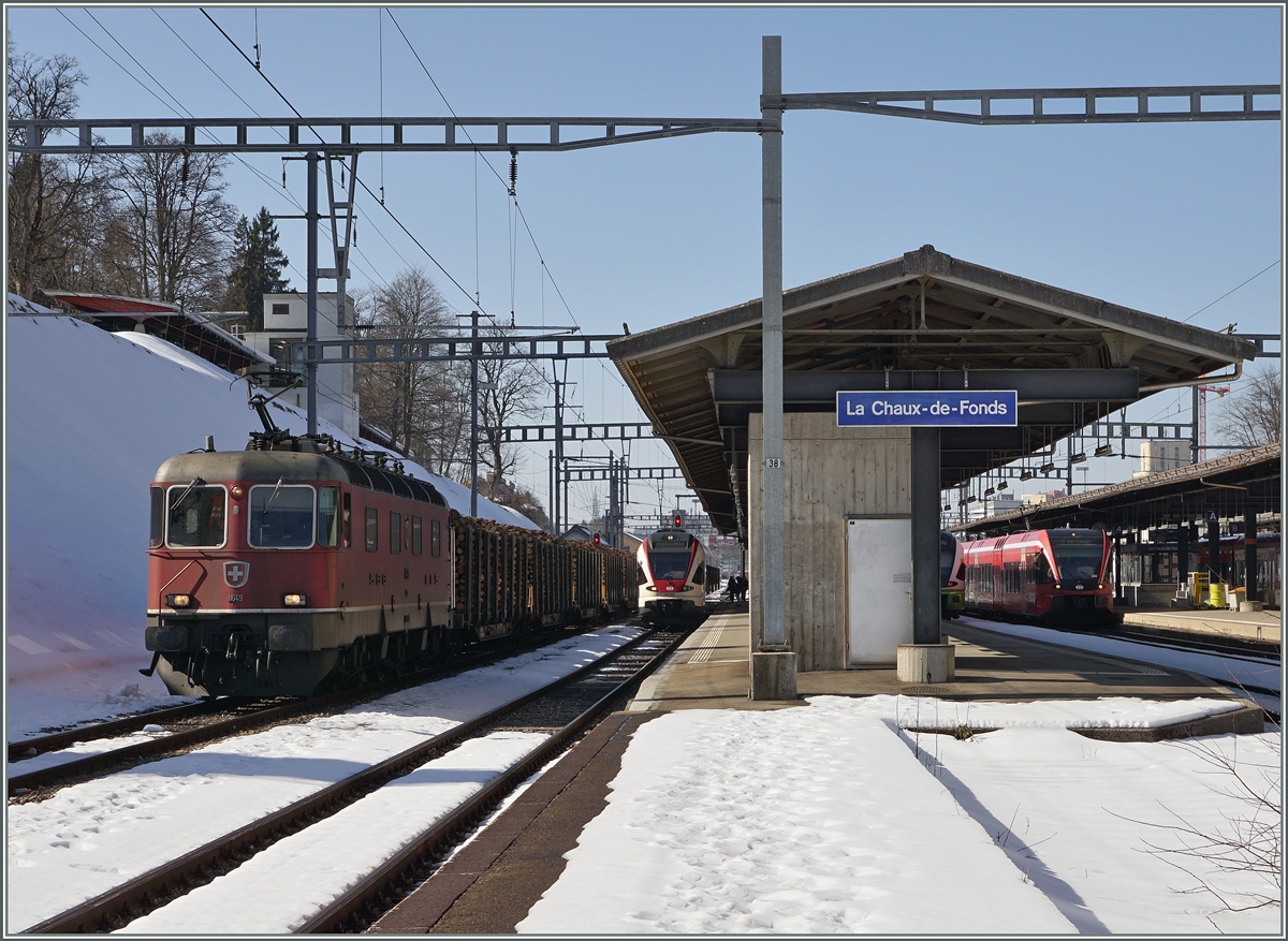 A Re 6/6 with a Cargo train in La Chaux de Fonds.
18.03.2016