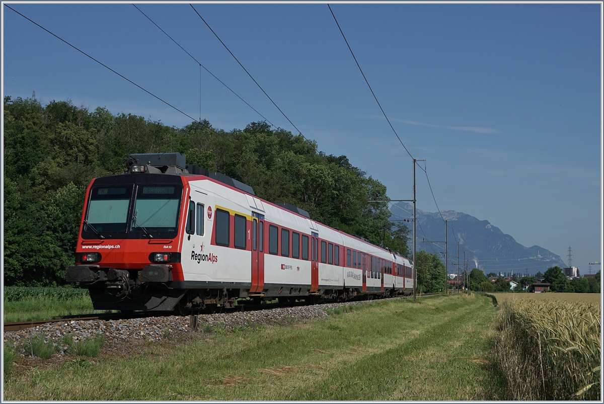 A Regio Alps local train on the way to St-Gingolph near Massongex. 

25.06.2019