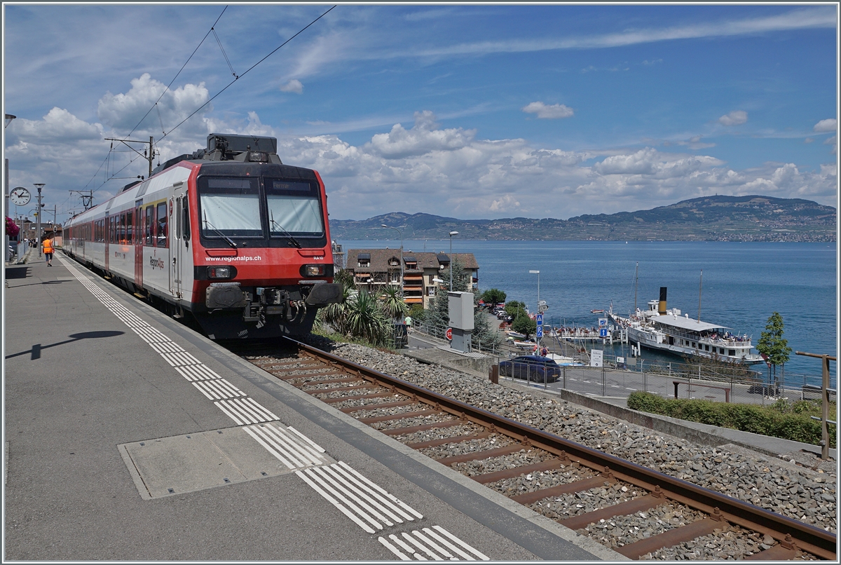 A Region Alpes RBDe 560  Domino  to Brig is waiting his departur in St Gingolph.
On the lake the steamer  Italie  on the way to Vevey. 

 30.07.2022