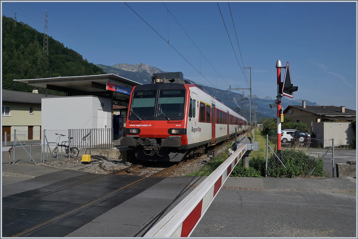 A Region Alps local train on the way to Brig makes a stop in Massongex.

25.06.2019