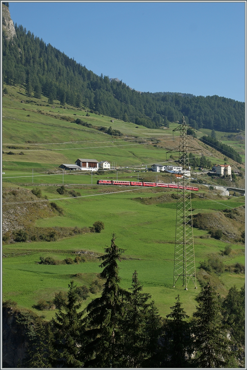 A RhB Ge 4/4 I with a RE from Scuol to Pontresina by Guarda. 

11.09.2011