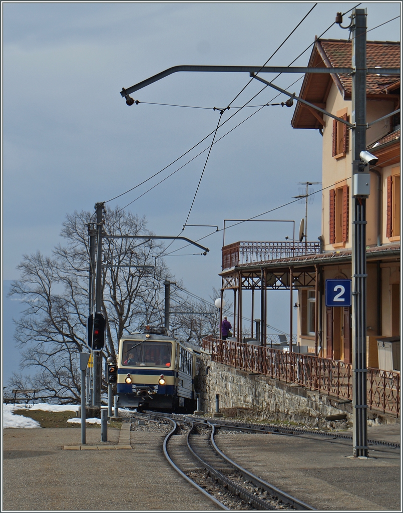 A Rochers de Naye Beh 4/8 is arriving at Caux.

10.03.2015