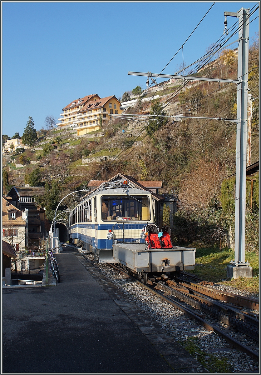 A Rochers de Naye Bhe 4/8 is arriving at Les Plaches (Montreux).

08.12.2015