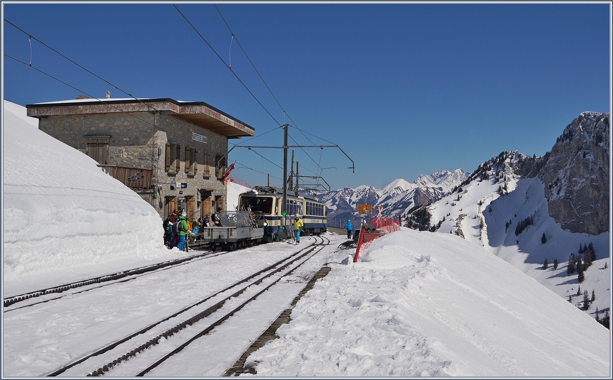 A Rochers de Naye train is arriving at Jaman Station.
24.03.2018