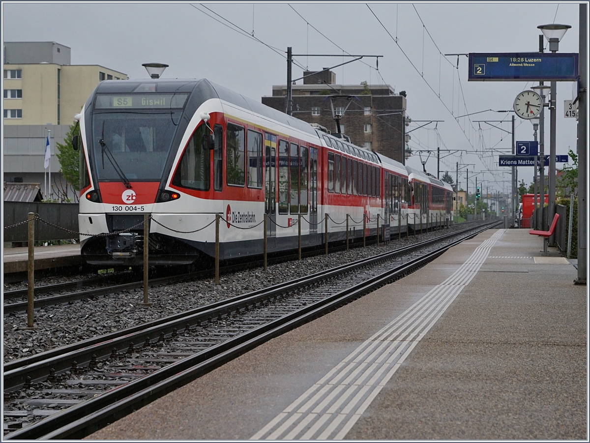 A S6 on the way to Giswil makes a stop in Kriens Mattenhof.
06.05.2017