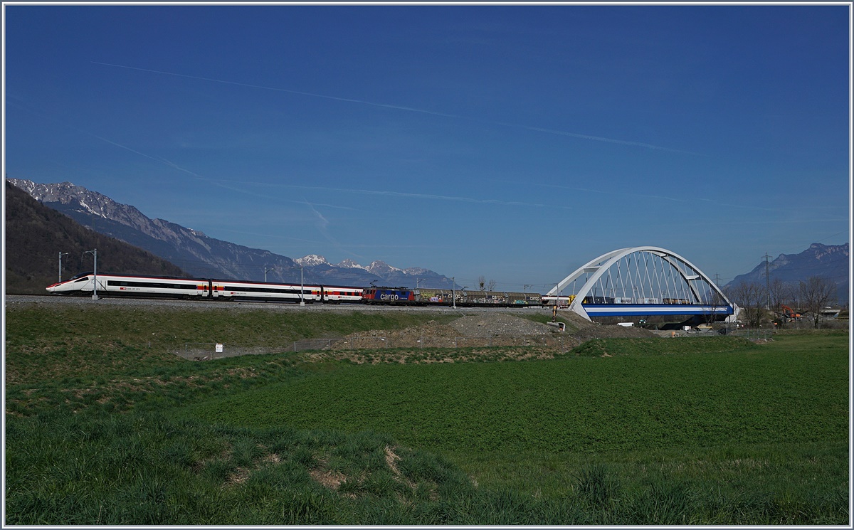 A SB ETR 610 an Re 420 between Bex and St-Maurice.
27.03.2017