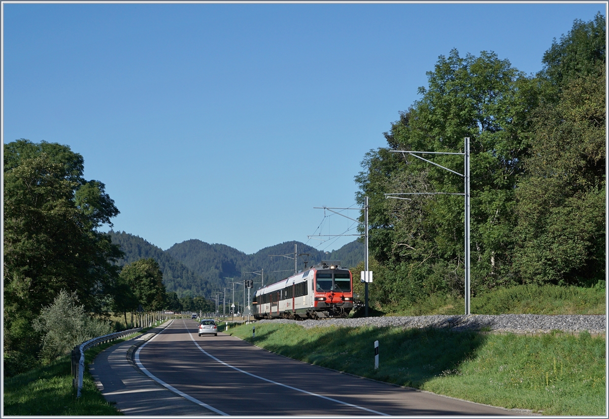 A SBB Domino (RBDe 560) on the way from Buttes to Neuchâtel near Fleurier. 

04.09.2019