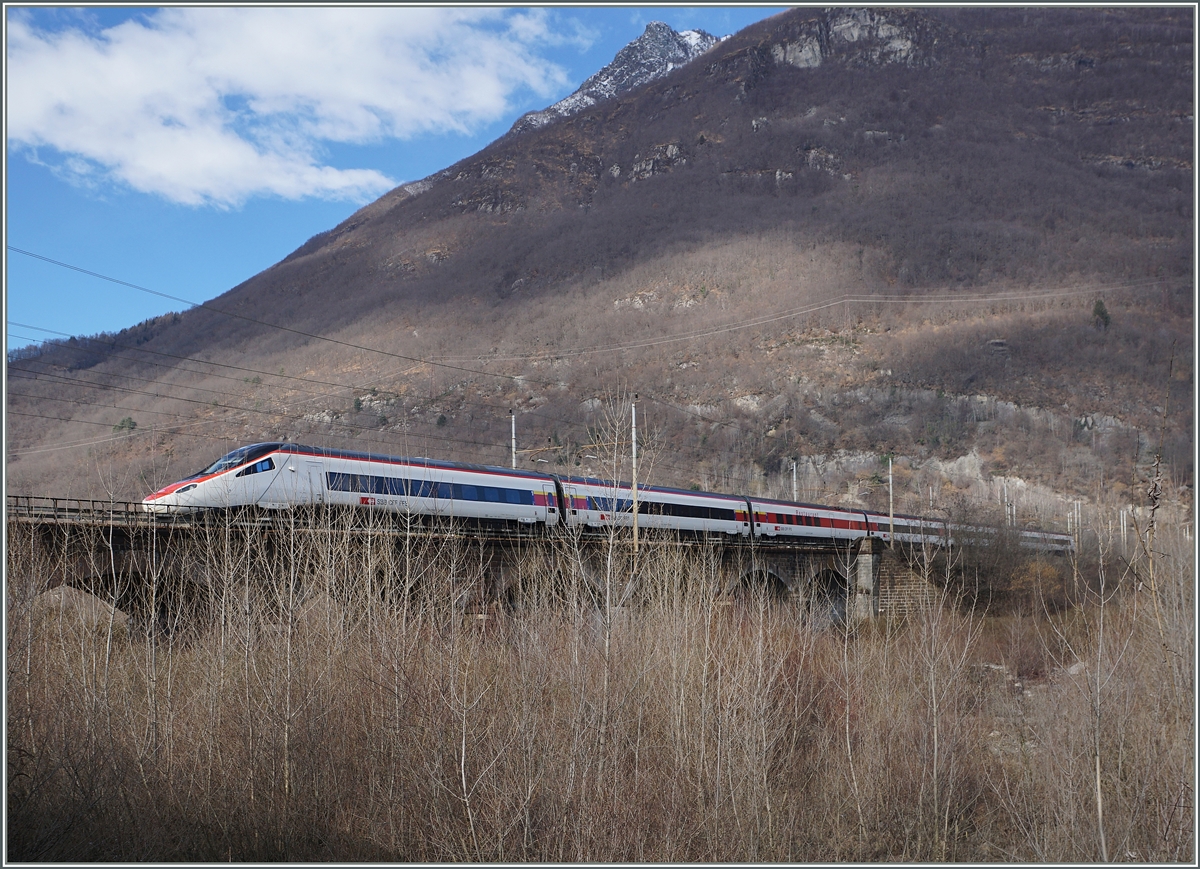 A SBB ETR 610 / RABe 503 on the way to Venezia near Domodossola.
19. 02.2016