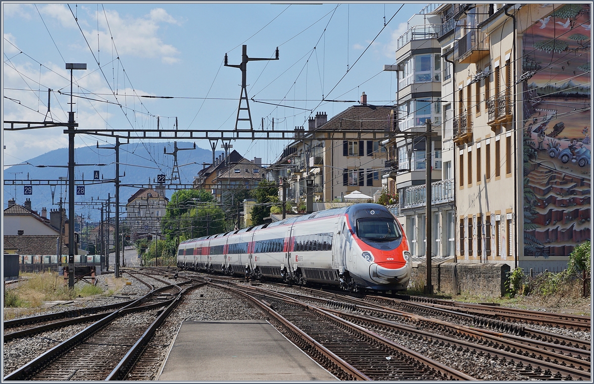 A SBB ETR 610 (and not a ICN) on a IC 5 Service from Genva to Zürich is arriving at the Neuchâtel Station. 

03.09.2020