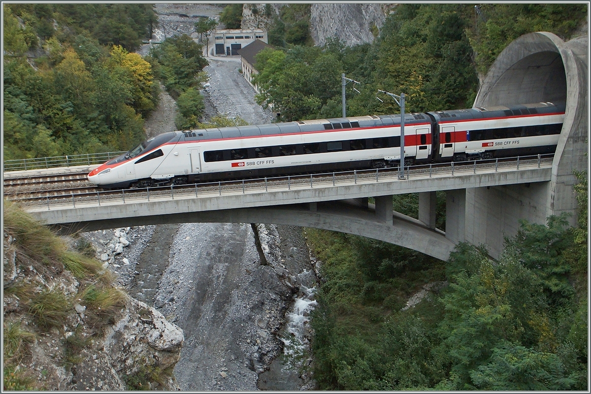 A SBB ETR 610 by Leuk on the way to Geneva.

30.09.2014