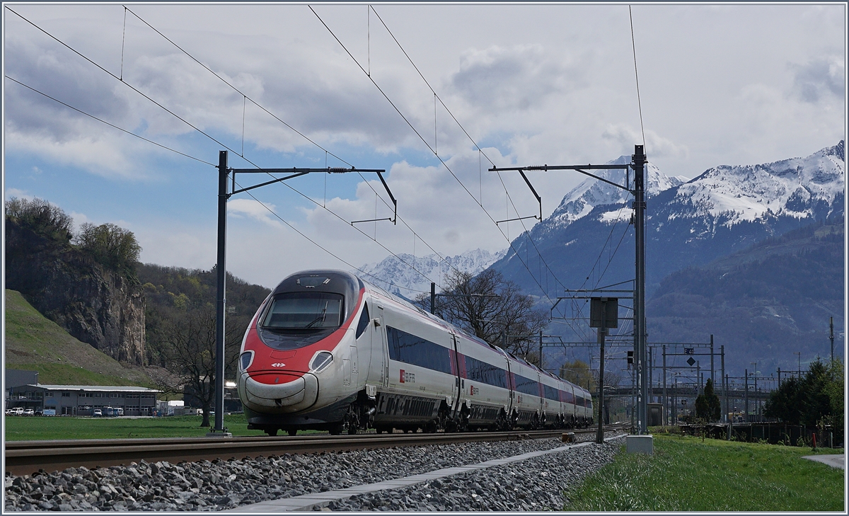 A SBB ETR 610 by Aigle on the way to Milano. 

12.04.2018