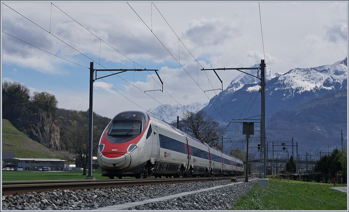 A SBB ETR 610 by Aigle on the way to Milano. 

12.04.2018