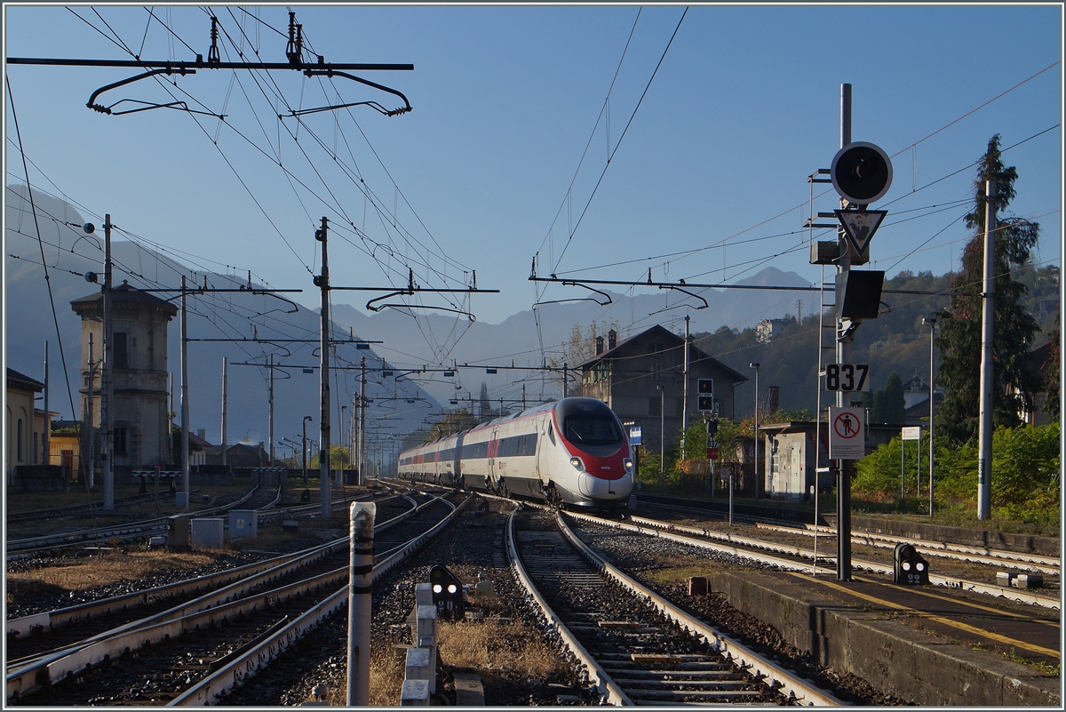 A SBB ETR 610 from Milano to Basel is arriving at Domodossola.
31.10.2014