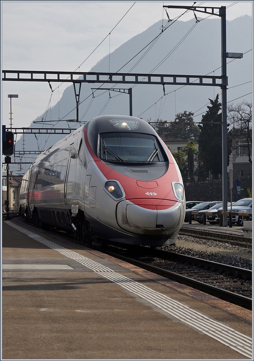 A SBB ETR 610 is arriving at Lugano.
15.03.2017