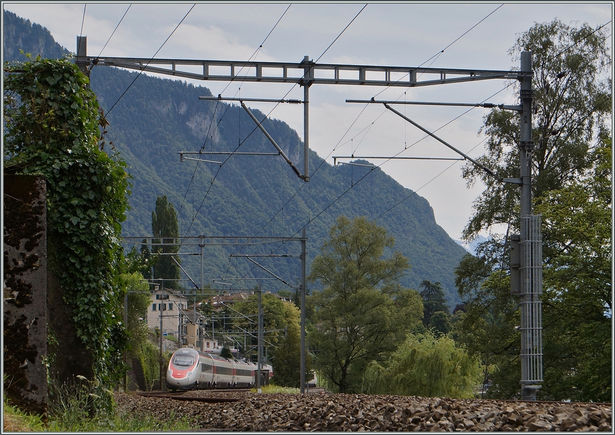 A SBB ETR 610 on the way to Milan near Villeneuve. 
12.08.2014
