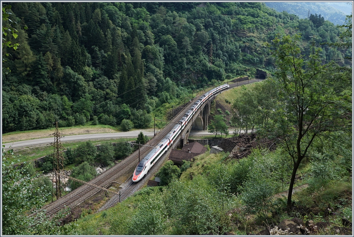 A SBB ETR 610 on the Polmengo bridge near Faido.
21.07.2016