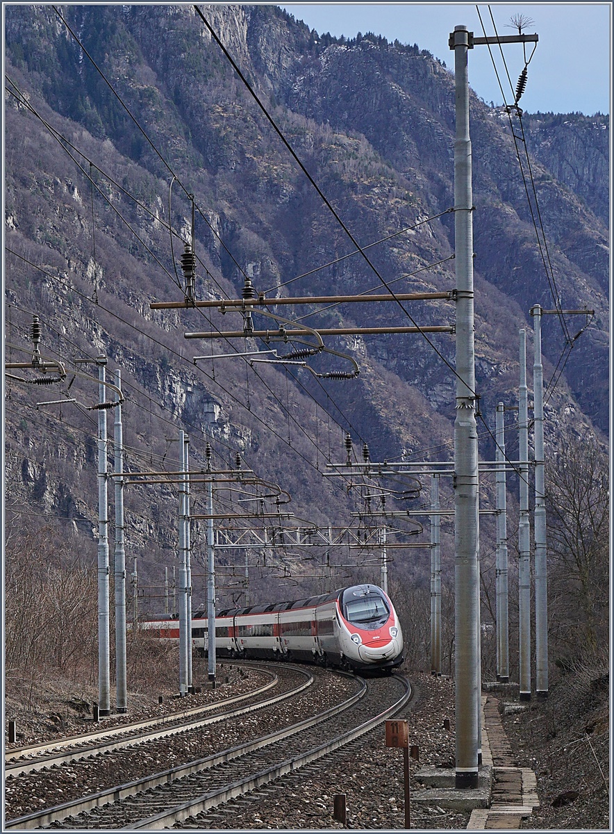 A SBB ETR 610 on the way to Basel by Varzo.
01.03.2017