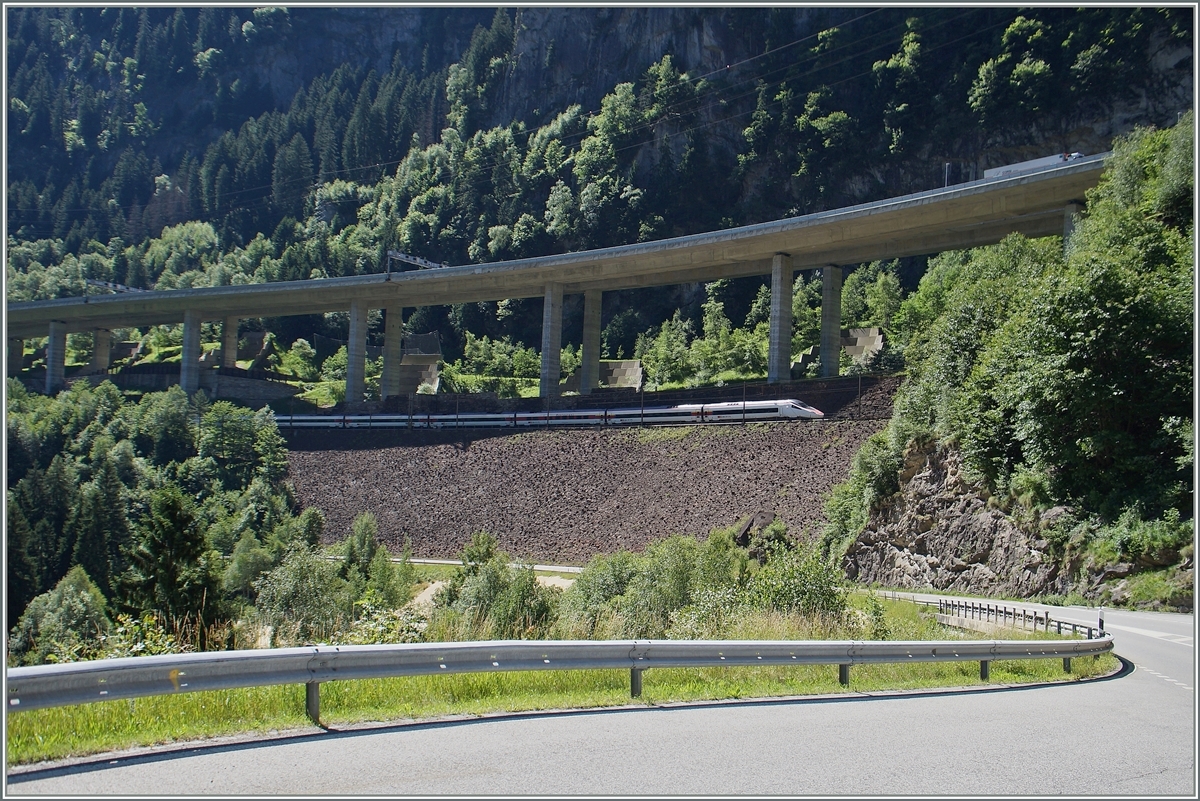 A SBB ETR 610 on the way to Zürich between Faido an Rodi Fieso on the Gotthard Line.
24.06.2015