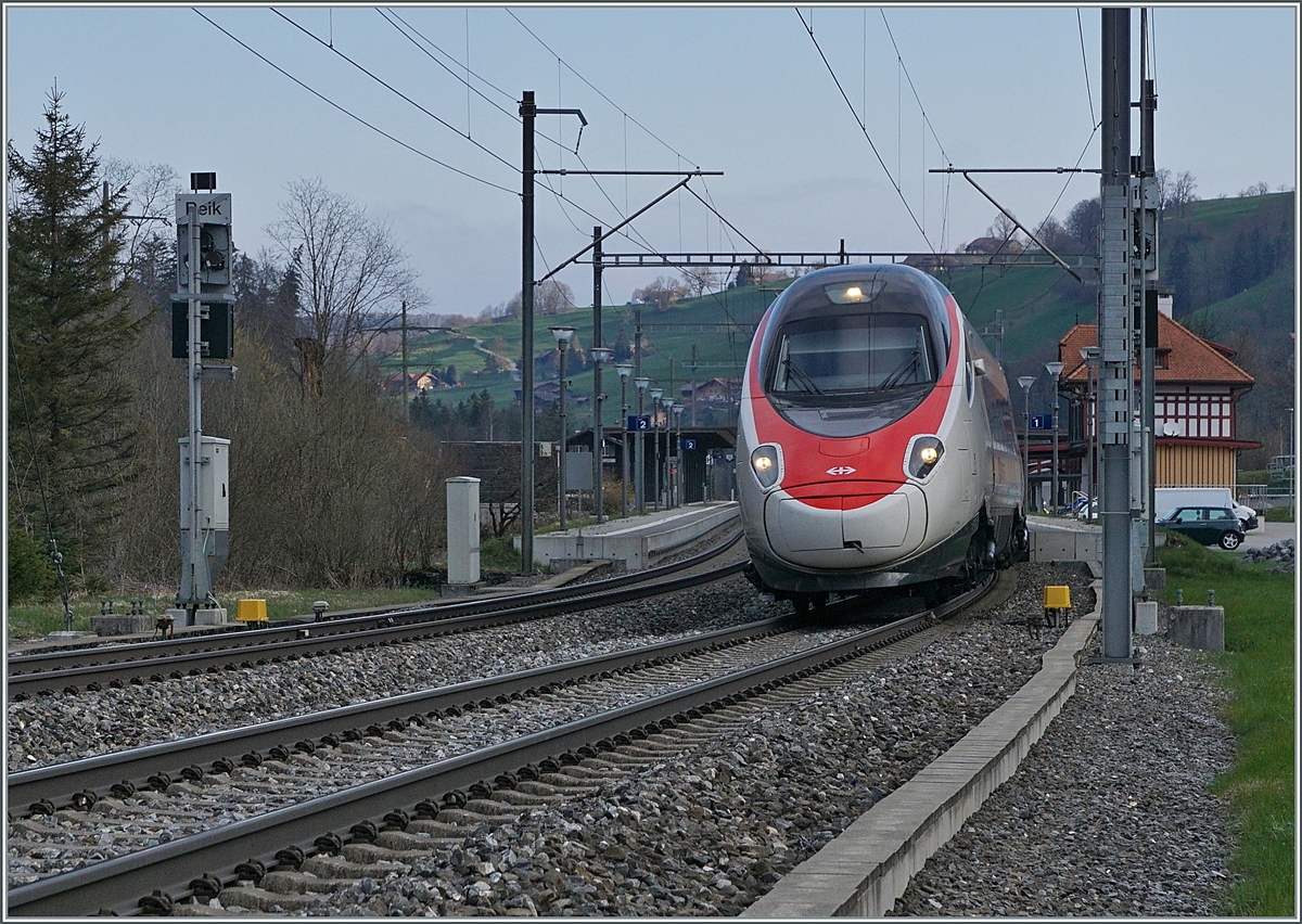 A SBB ETR 610 on the way to Brig by Mülenen. 

14.04.2021
