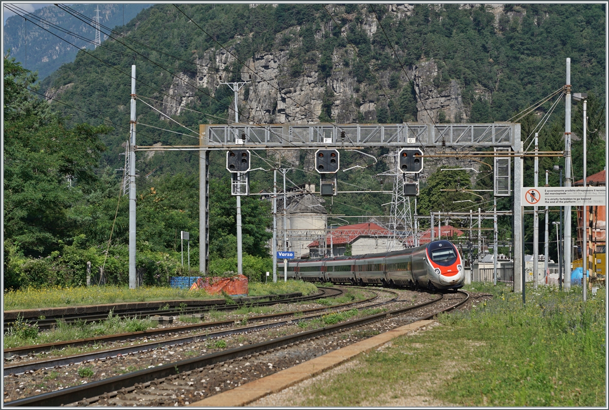 A SBB ETR 610 on the way from Geneva to Venezia in Varzo.

21.07.2021