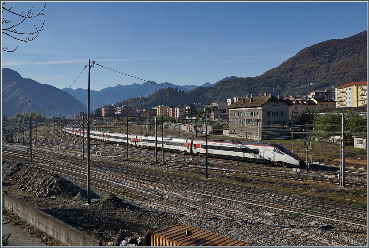 A SBB ETR 610 on the way form Gneva to Venzia is arriving at Domodossola. 

28.10.2021