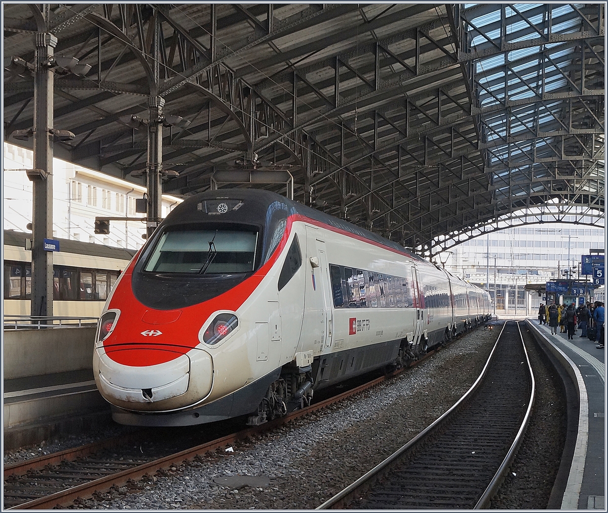 A SBB ETR 610 RABe 503 on the way to Milan by his stop in Lausanne.
09.02.2018