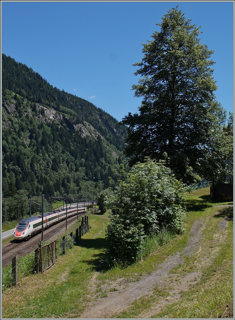 A SBB ETR on the way to Milano near Rodi Fiesso.
24.06.2015