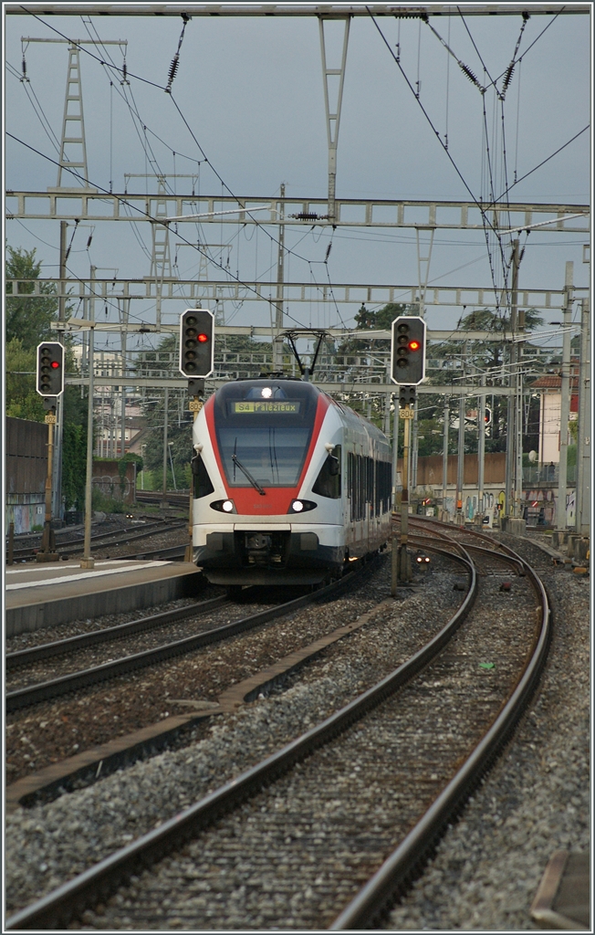 A SBB Flirt to Palèzieux is arriving at Morges.
03.07.2014