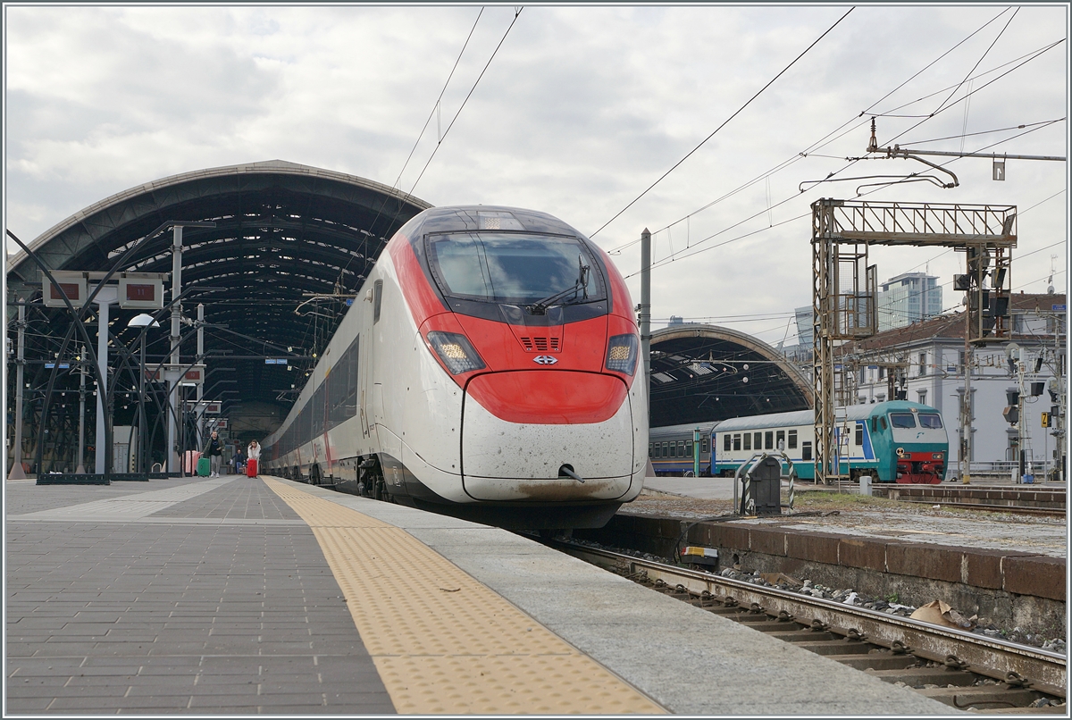 A SBB Giruno RABe 501 in Milano Centrale is waiting his departure to Zürich. 

08.11.2022