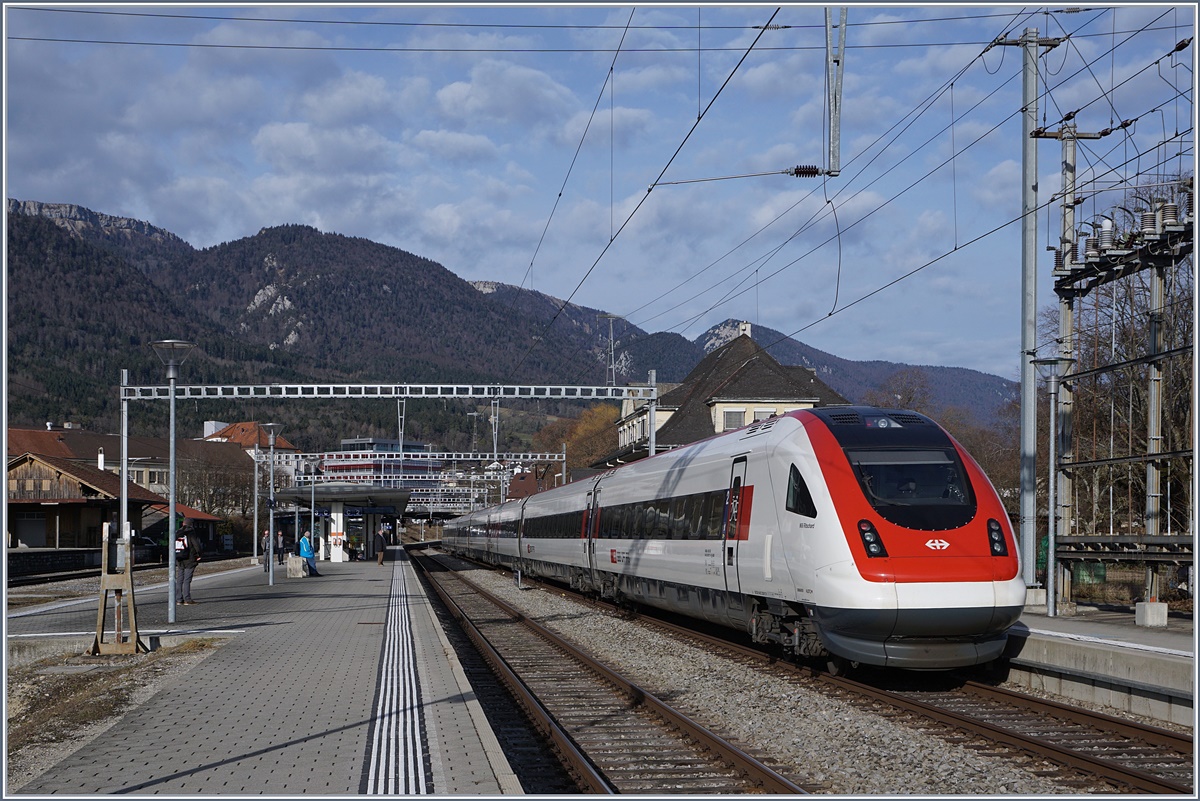 A SBB ICN on the way to Basel by his stop in Grenchen Nord.
22.02.2017