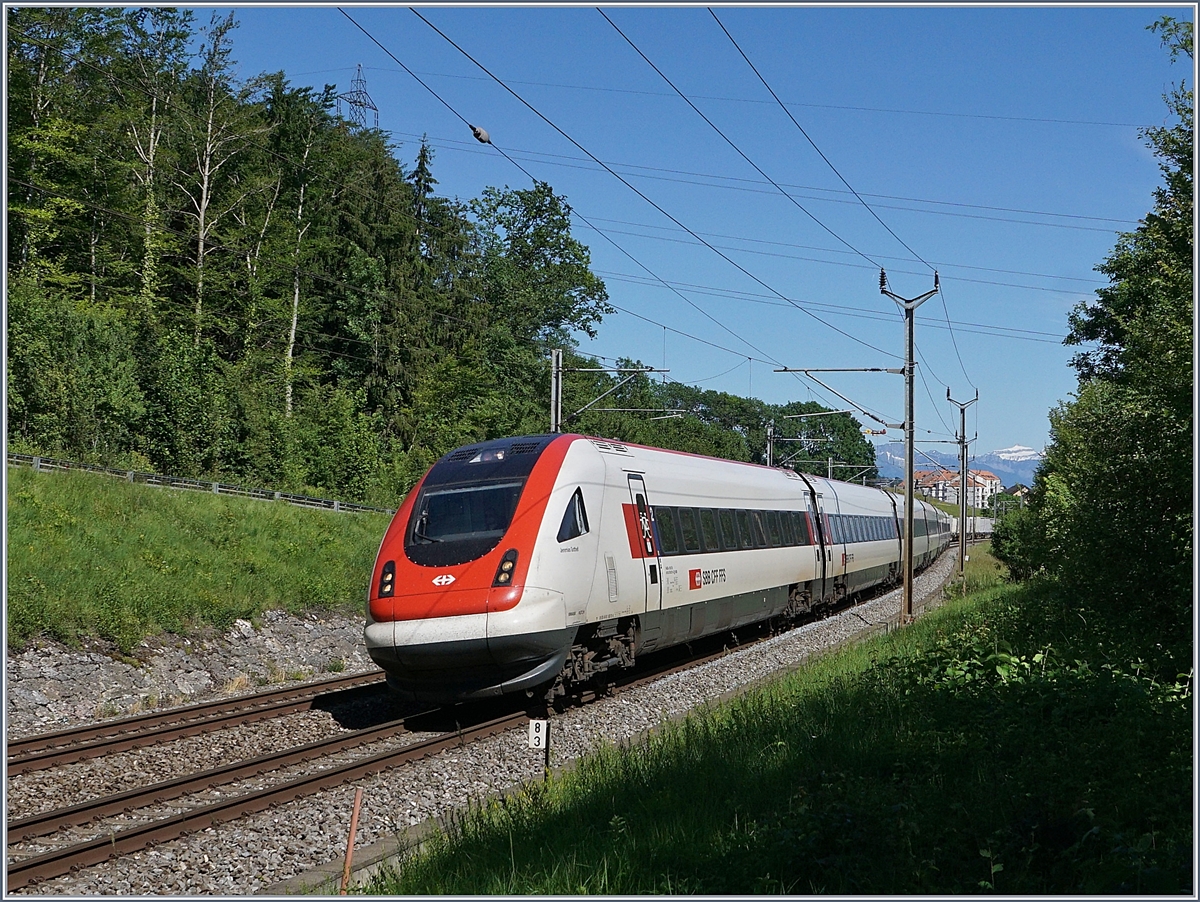 A SBB ICN on the way to St Gallen near Bussigny. 

08.06.2019