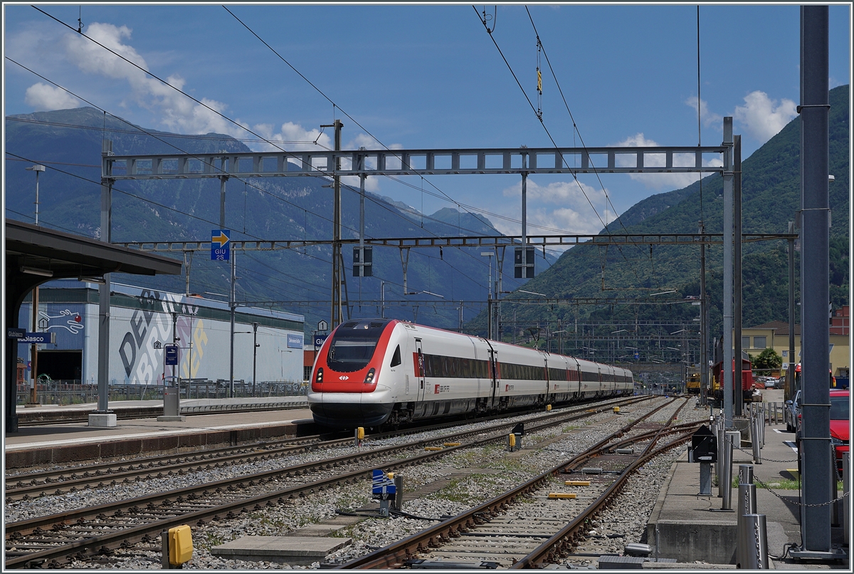 A SBB ICN on the way to Lugano in Giubiasco.

23.06.2021