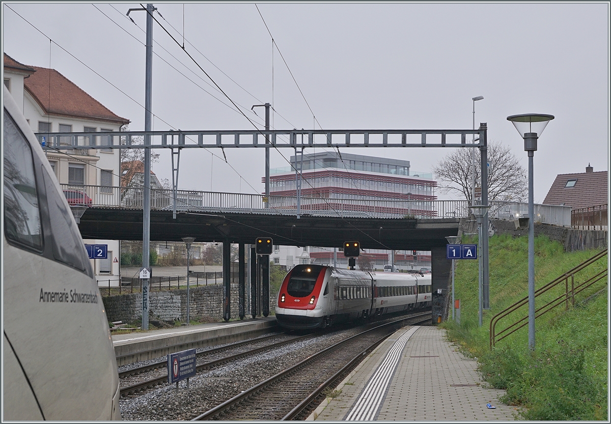 A SBB ICN on the way from Basel SBB to Biel/Bienne in Grenchen Nord.

21.11.2021