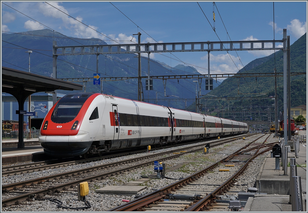 A SBB ICN on the way to Lugano in Giubiasco. 

23.06.2021 