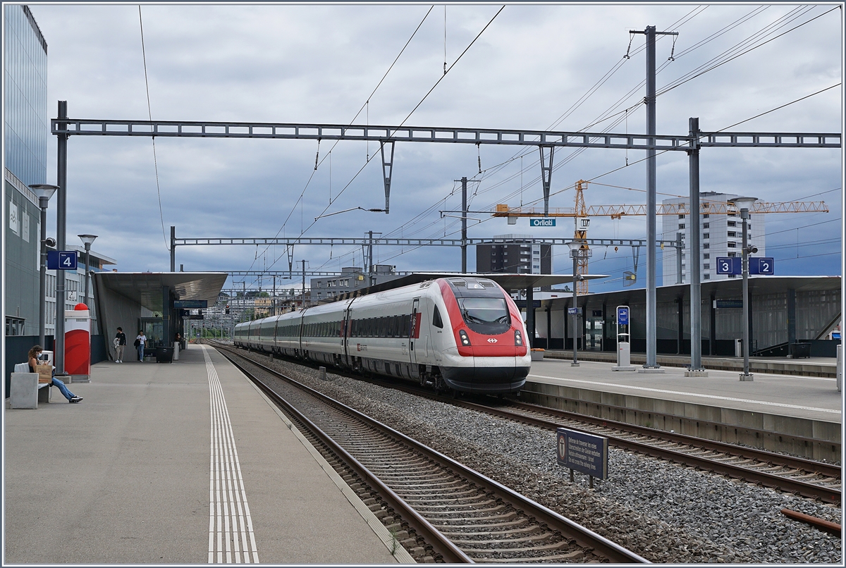 A SBB ICN RABe 500 on the way to Biel/Bienne by the Station Prilly-Malley. 

17.07.2020