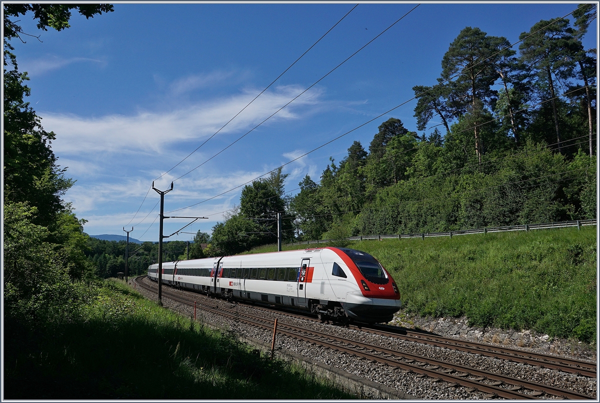 A SBB ICN RABe 500 by Bussigny on the way to Biel/Bienne. 

08.06.2019