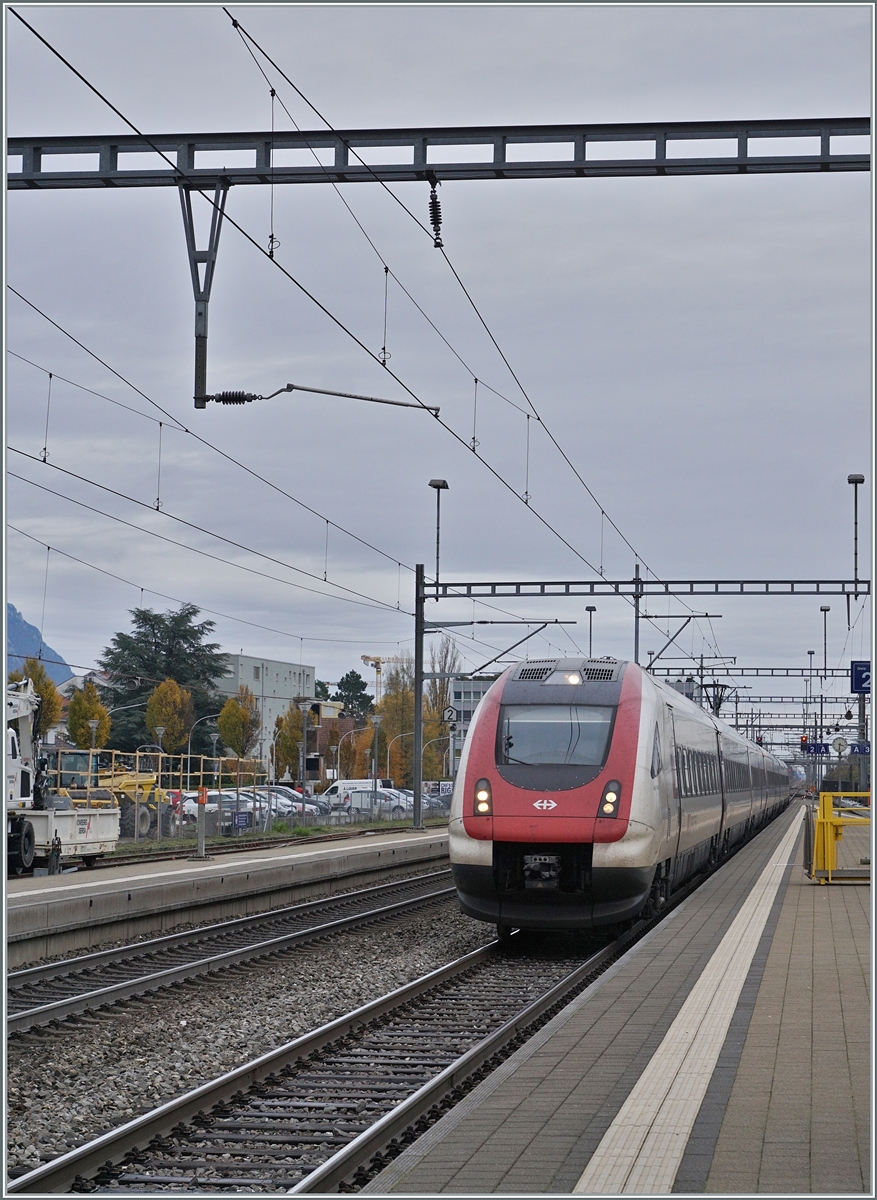 A SBB ICN RABe 500 is the IC5 1524 from Zürich Main Station to Lausanne. This service is arriving at Grenhen Süd. 

18.11.2023