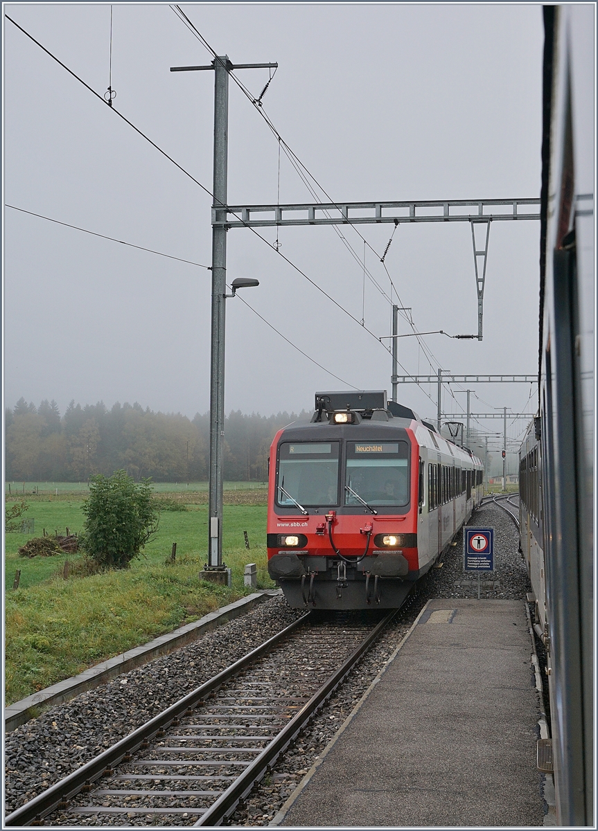 A SBB local train from Buttes to Neuchâtel is arring at Noiraigue. 

29.10.2019